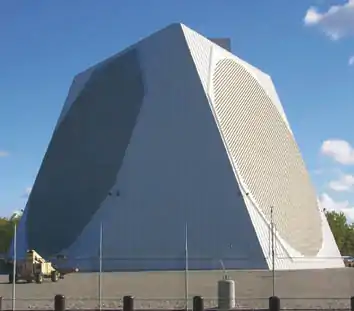 Radar phased array de 27 m de diámetro instalado en Alaska que forma parte del " Sistema de ALerta Temprano de Misiles"