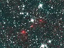 Imagen de su descubrimiento. El cometa aparece como los 3 puntos rojos difusos en composición de tres imágenes infrarrojas tomadas por el telescopio NEOWISE el 27 de marzo de 2020.