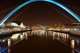 Vista nocturna desde el puente, mirando al oeste