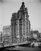 Con el puente sobre el río Milwaukee