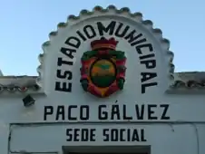 Entrada del Estadio Municipal Paco Gálvez, inaugurado en 1948, conserva el escudo mural.