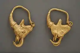 Pendientes (circa 500 a. C.). Museo de Arte del Condado de Los Ángeles.