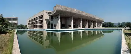 Palacio de la Asamblea (1955), parte del complejo del Capitolio en Chandigarh, diseñado por Le Corbusier