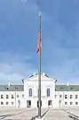 Bandera frente a la entrada.