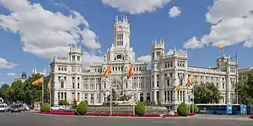 La plaza de Cibeles (Madrid) es una plaza circular que da fin al Salón del Prado, un paseo arbolado que alberga tres de los más importantes museos de pintura del mundo (el Prado, el Thyssen y el Reina Sofía). En la Plaza se sitúan la Casa de América, el Ministerio de Defensa, el Banco de España y el Palacio de Comunicaciones (que está previsto convertir en sede central del Ayuntamiento). La perspectiva incluye la Puerta de Alcalá.