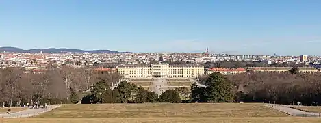 Vista panorama del palacio de Schönbrunn: la fachada del lado del parque vista desde la glorieta
