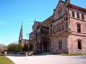 Palacio de Sobrellano, sede provisional del Campus Comillas.