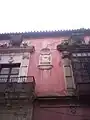 Escudo de armas de la casa de Medinaceli en la fachada principal del edificio