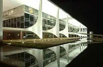 Piscina reflectora del Palacio Planalto, en la ciudad capital modernista de Brasil, Brasilia.