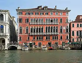 Palacio Bembo en el Gran Canal, cerca del puente de Rialto.