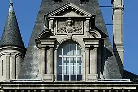 Buhardilla frontón del Palacio de Justicia de París.