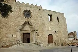 Fachada del castillo-palacio de los Cabrera en Blanes adosado a la iglesia