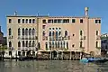 Cuadríforas enmarcadas por frisos veneto-bizantizon en el palacio Sagredo en Venecia