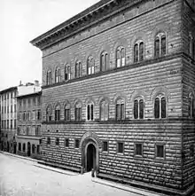 La fachada sobre la Plaza Strozzi en una foto de época.