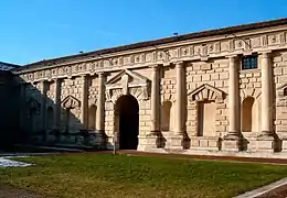 Cortile principal del Palazzo Te. Hay otra gran explanada, entre la loggia d'onore y la esedra.