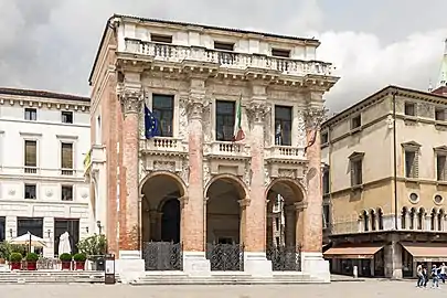 El Palazzo del Capitanio y, justo a la izquierda, el inicio de la fachada del ala oeste del Palazzo del Monte di Pietà.