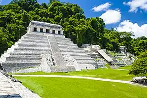 Templo de las Inscripciones, a su derecha el Templo XIII o de la Reina Roja.