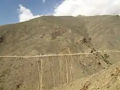 Camiones transportando mercancía en dirección al valle de Wakhan