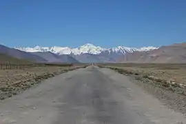 La carretera en el lago Karakul (Tayikistán)