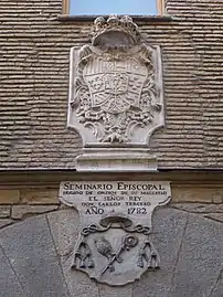 Escudo sobre la portada de la antigua iglesia de la Compañía