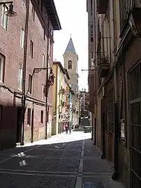 La Bajada de Javier y la vista del campanario de la iglesia de San Agustín desde la calle Dormitaleria.