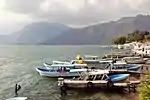 Embarcaciones ancladas en el lago