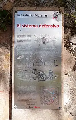 Panel informativo del sistema defensivo en la muralla de Soria. Ubicado en el Paseo del Mirón.