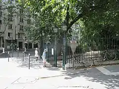 Entrada del parque Buttes-Chaumont, en la esquina de la avenida Simón Bolívar y la calle Botzaris