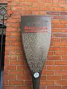 Placa Historia de París a las afueras de la iglesia.