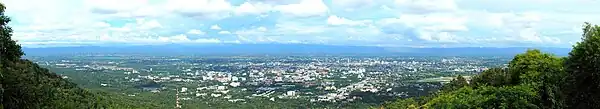 La cordillera de Khun Tan levantándose más allá de Chiang Mai vista desde Doi Suthep al otro lado del valle