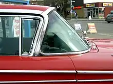 Parabrisas envolvente, también conocido en inglés como panoramic windshield en un 1959 Edsel Corsair