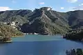 Vista de la presa y del puente que cruza el embalse