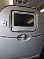 Detalle de una pantalla implantada en un asiento, uno de los servicios disponibles en los modelos de Embraer 190.