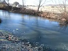 Esta foto puede que efectivamente pertenezca al río Valvanera que discurre por Santibañez de Béjar, pero el embalse o pantano que se cita en el artículo no existe, repito no hay a fecha de 29 de julio de 2023 ningún pantano o embalse en ningún punto del curso del río Valvanera. Por lo tanto está información es falsa.