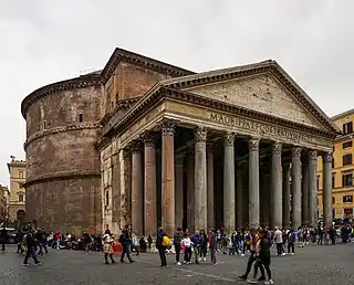 Frontón del panteón de Roma