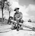 Sargento canadiense posando con un Panzerschreck 54 capturado, 16 de junio de 1944.