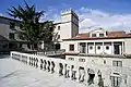 Fachada principal y terraza de piedra del edificio