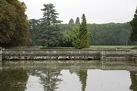 Puente de acceso a los jardines (en la actualidad, una rosaleda).