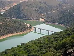 Puente sobre el río Tajo a su paso por el parque nacional.