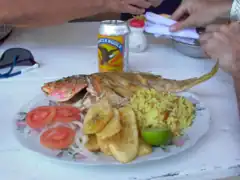 Pargo rojo con tajadas, arroz y ensalada.