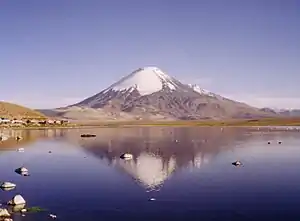 Lago Chungará con el volcán Parinacota, en el Parque Nacional Lauca.