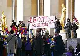 Estatua de La Primavera, rodeada por los manifestantes en contra de los Juegos Olímpicos de Pekín (a la derecha de la imagen , junto a la Flora de Marcel Gimond)