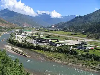 Paro (al fondo de la foto), vista desde el Aeropuerto Internacional de Paro.