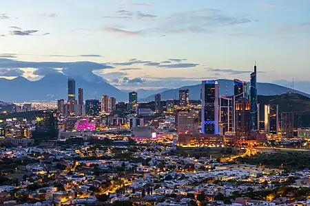 Panorama nocturno de San Pedro Garza García, con la Torre Obispado de Monterrey sobresaliendo a la izquierda.