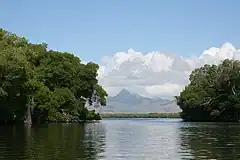 Vista desde la laguna hacia el oeste, viendo la Península de Macanao