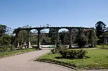 Columnas que rodean el parque.