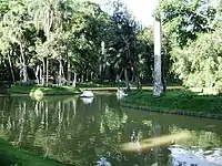 Lago dentro del parque Mariano Procópio, abierto al público.