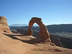 Vista del arco por la tarde.