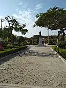 Estatua de Pascual Saco Oliveros en el fondo.