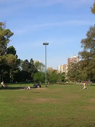 Vista del Parque Saavedra, de fondo se ven las torres de la Avenida García del Río